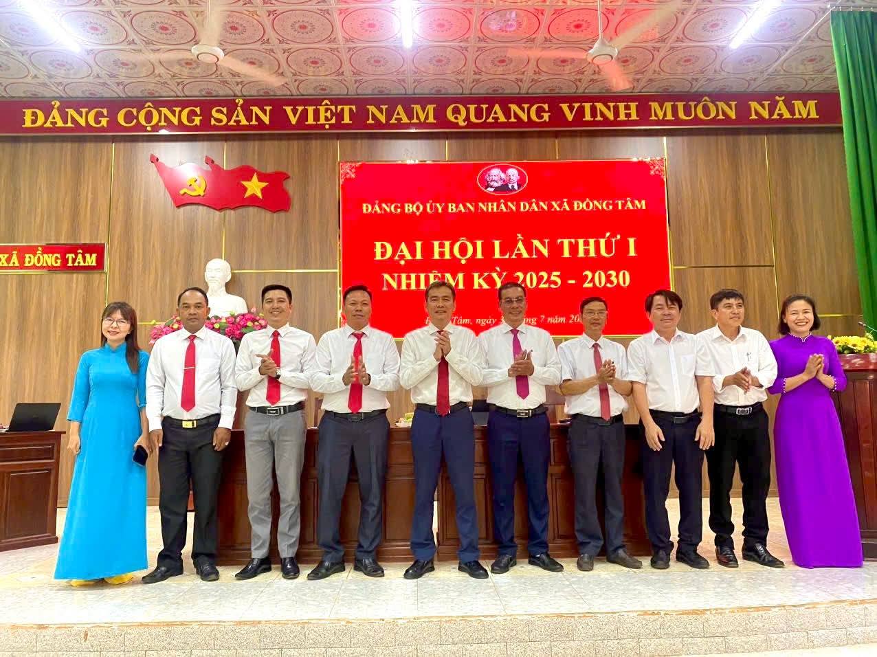 Description: C:\Users\Administrator\Pictures\hinh tin bai\hình đh đảng bộ UBNd xã 3.jpg