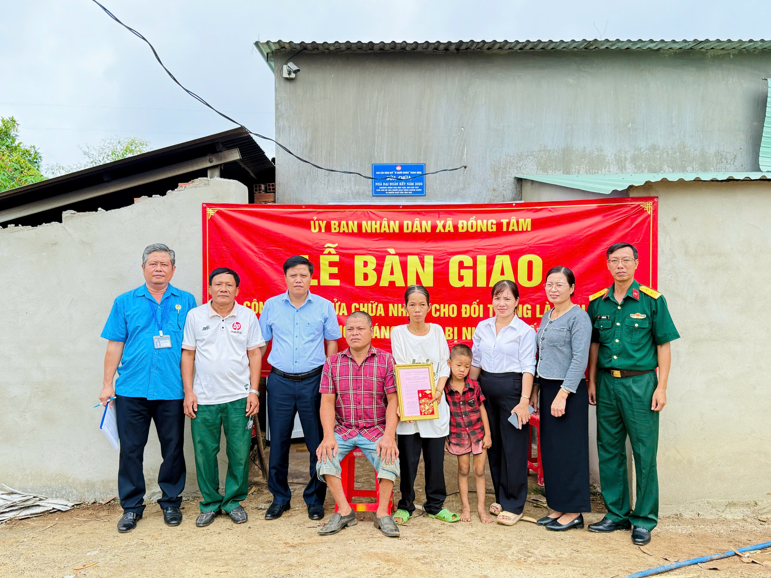 Bàn giao công trình sửa chữa nhà cho gia đình người có công với cách mạng – hoạt động thiết thực trong tháng tri ân