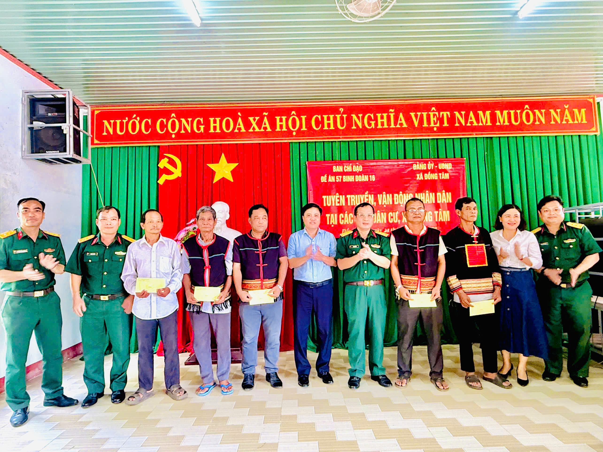 Binh đoàn 16 phối hợp UBND xã Đồng Tâm tuyên truyền Đề án 57, trao 15 phần quà cho đồng bào và gia đình chính sách