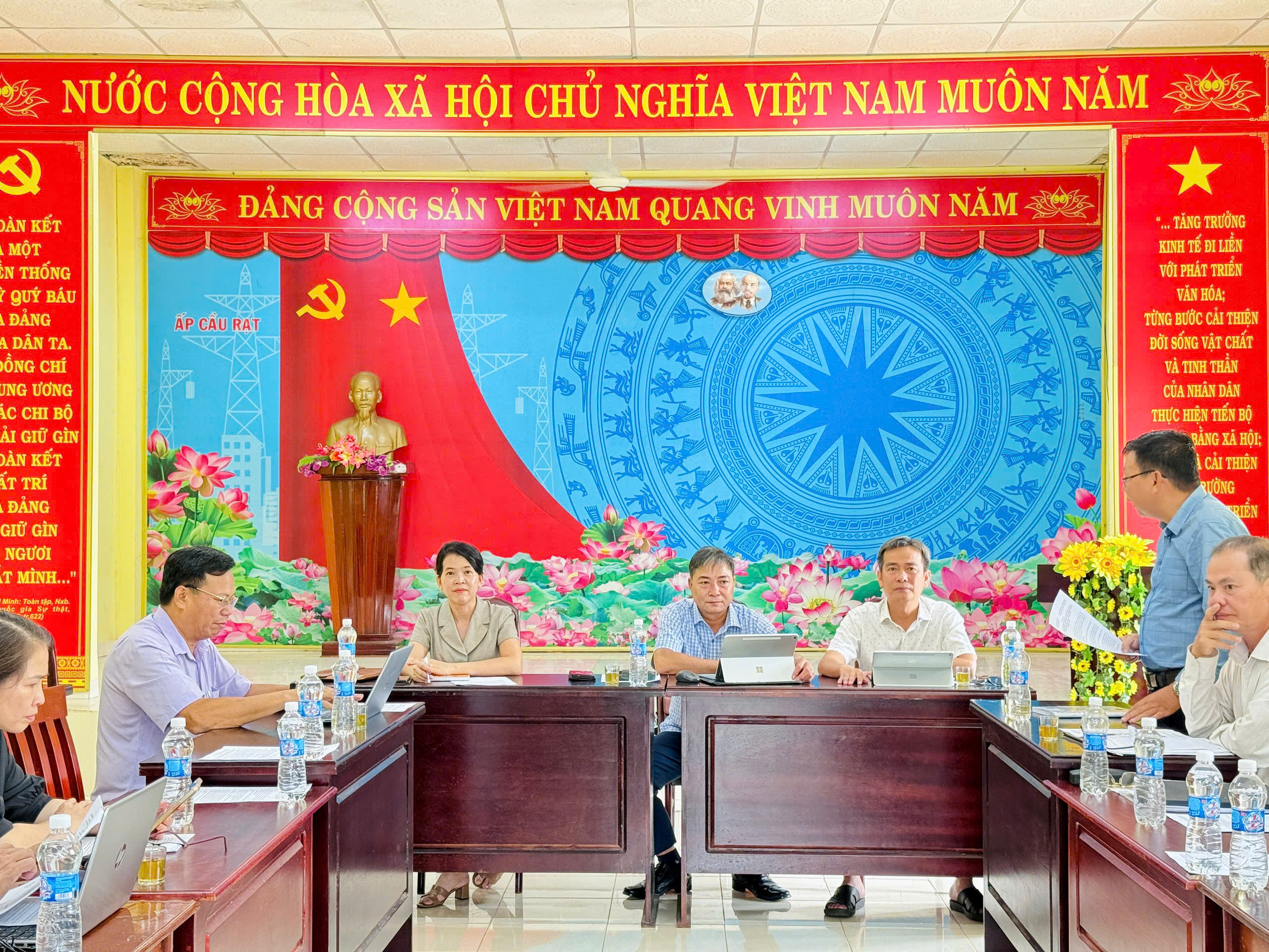Thường trực Đảng ủy xã Đồng Tâm làm việc với chi ủy Chi bộ ấp Đồng Tâm và ấp Cầu Rạt