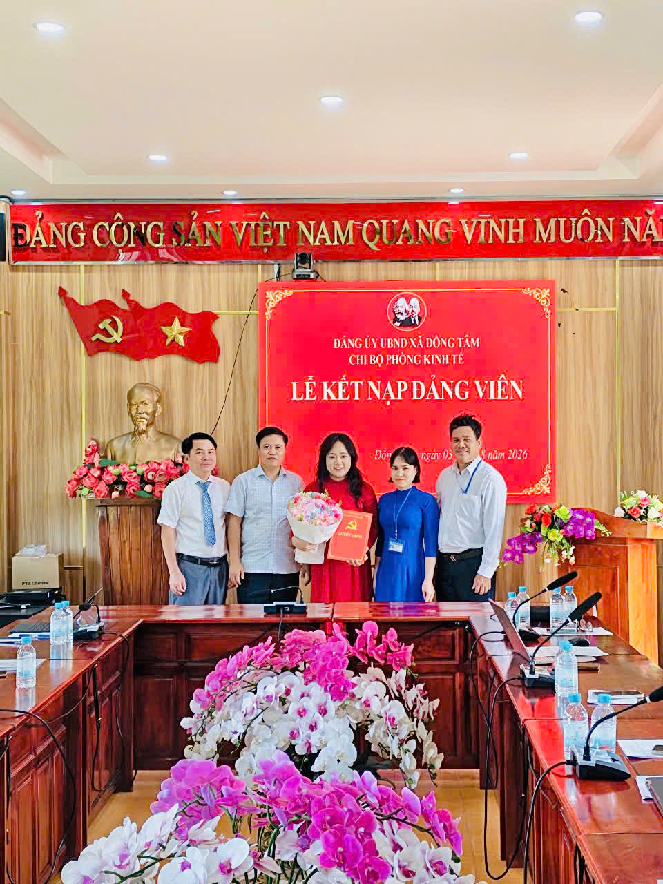 Chi bộ Phòng Kinh tế xã Đồng Tâm tổ chức Lễ kết nạp đảng viên